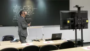 Profesor dando clase telepresencial en el CEF.-  Profesor dando clase telepresencial en el CEF.-